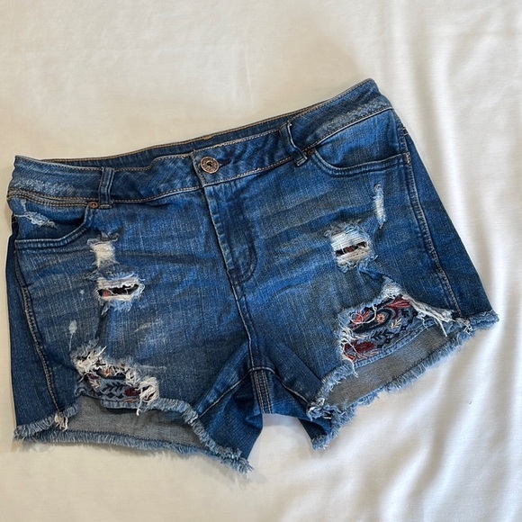Maurices Denim - MAURICES Size 9/10 Distressed Denim Jean Shorts Embroidered Exposed Pockets